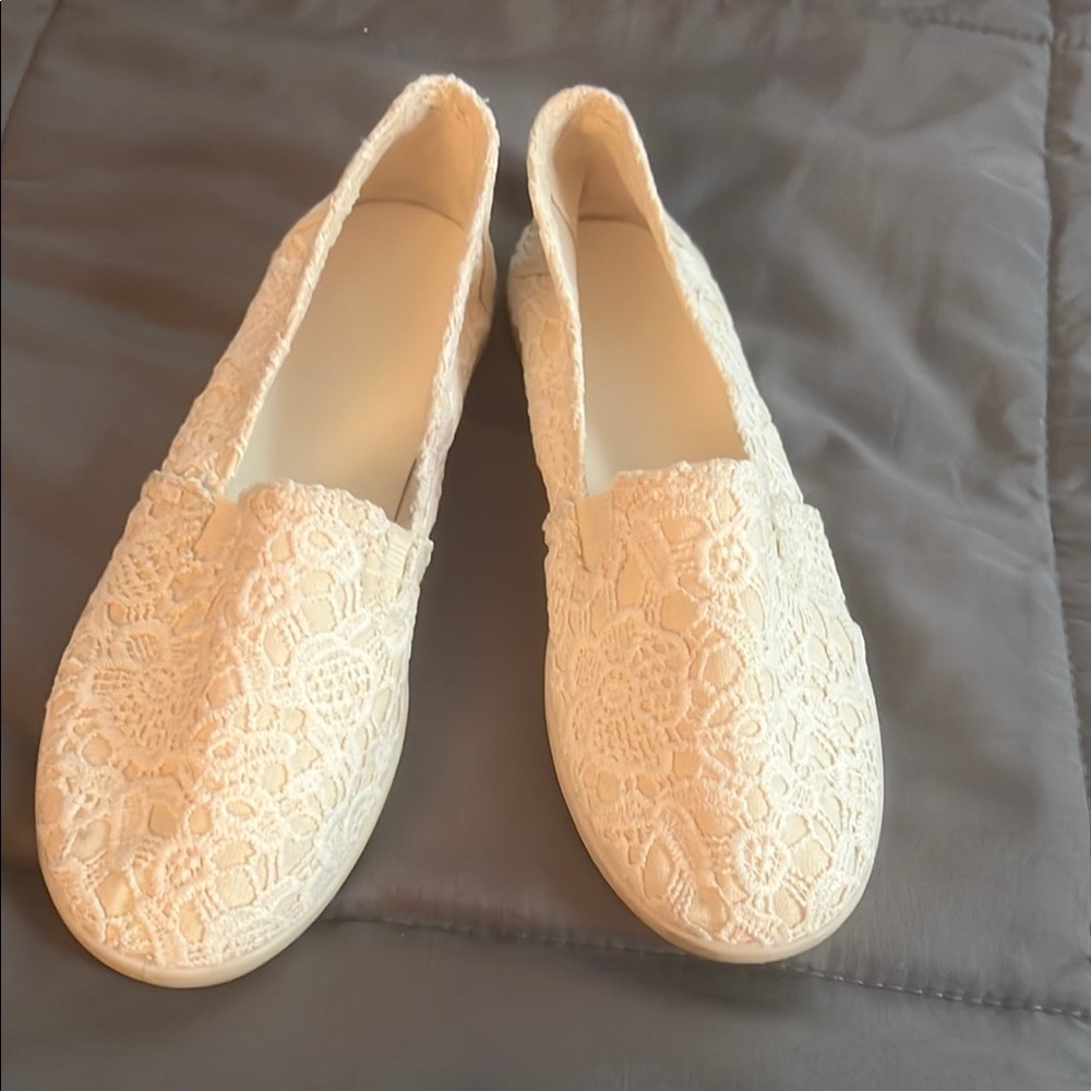 Cream Lace Slip-On Shoes 6 1/2-7